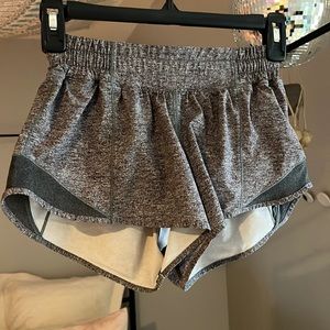 HEATHER GREY LULULEMON HOTTY HOT SHORTS!!!🤍🖤🤍🖤SIZE 2 with 2.5 INSEAM!!!